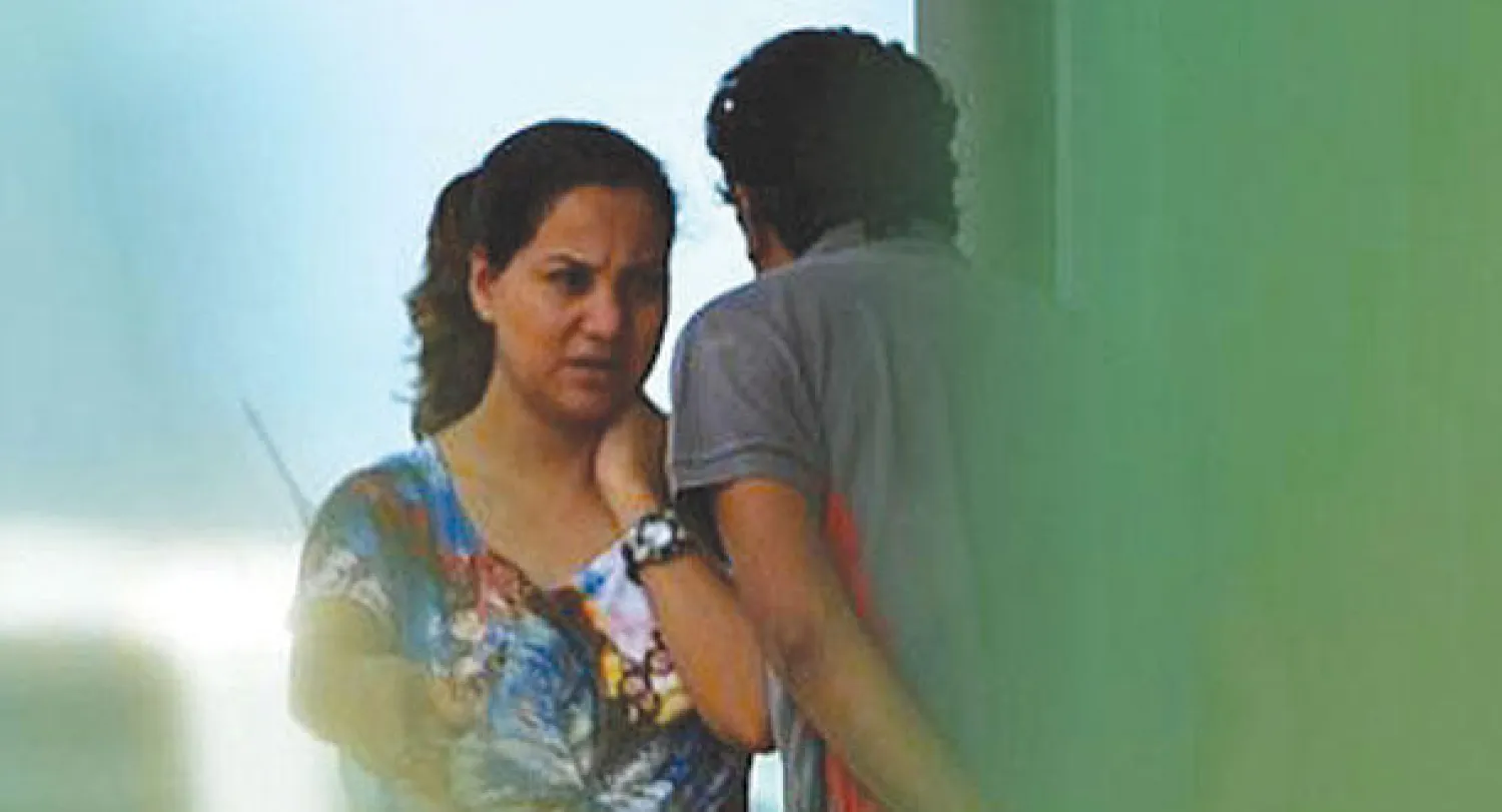 لاجئة تتحدث لرجل الأمن داخل الحافلة