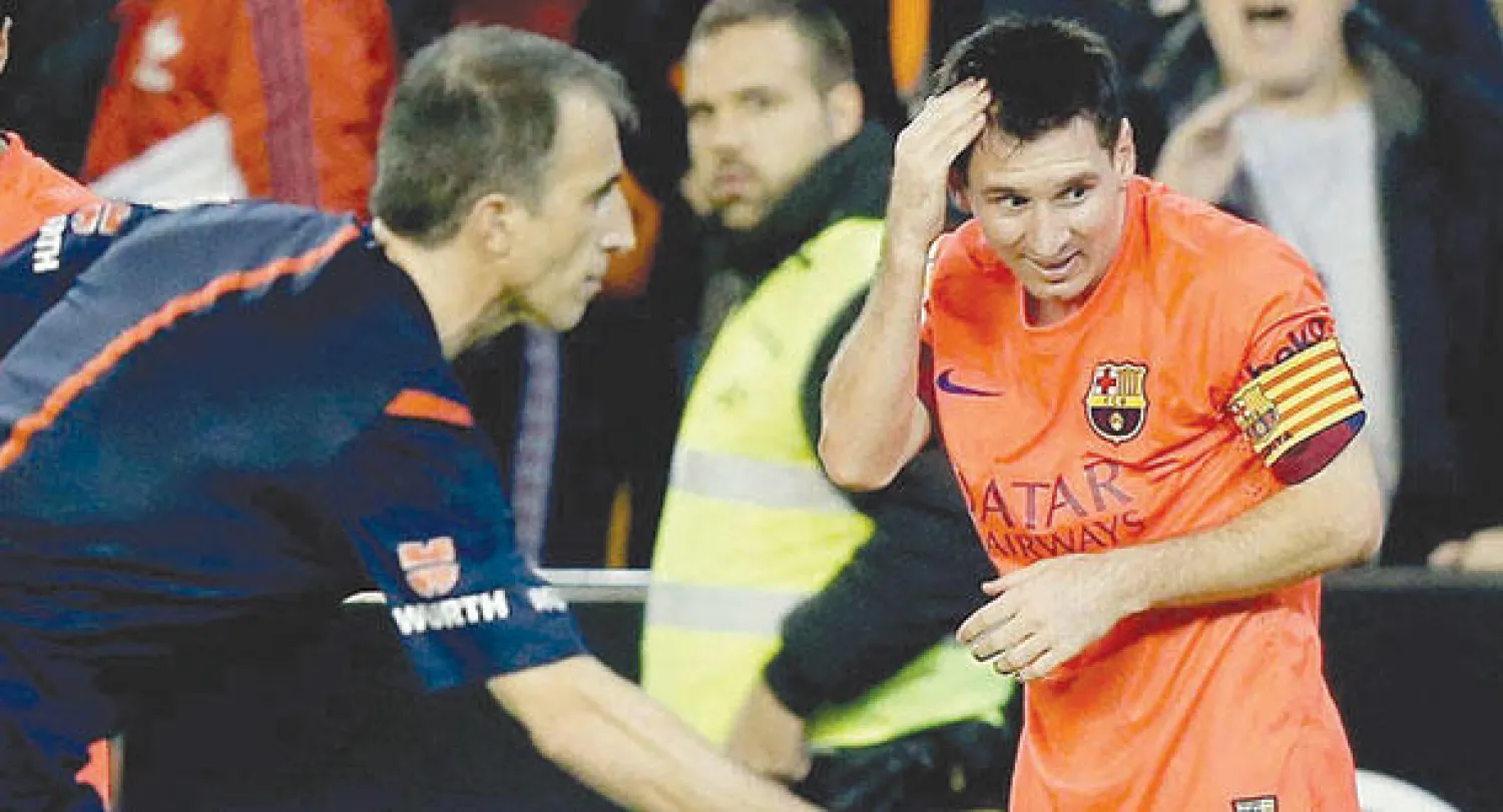 ميسي يتألم من القارورة التي أصابت رأسه والحكم يطالبه بالاستمرار