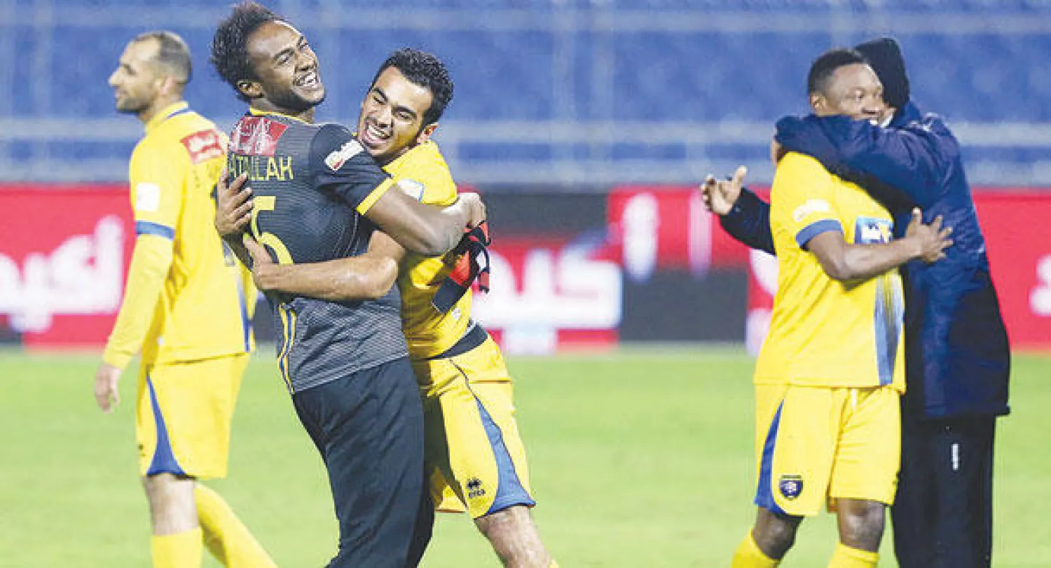 التعاونيون يحتفلون بفوزهم على الشباب بعد نهاية المباراة أول من أمس (تصوير: علي العريفي)