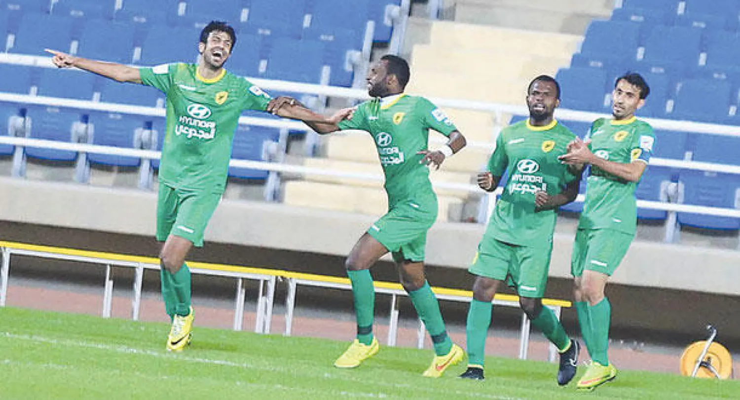 لاعبو الخليج يحتفلون بأحد أهدافهم في مرمى الرائد