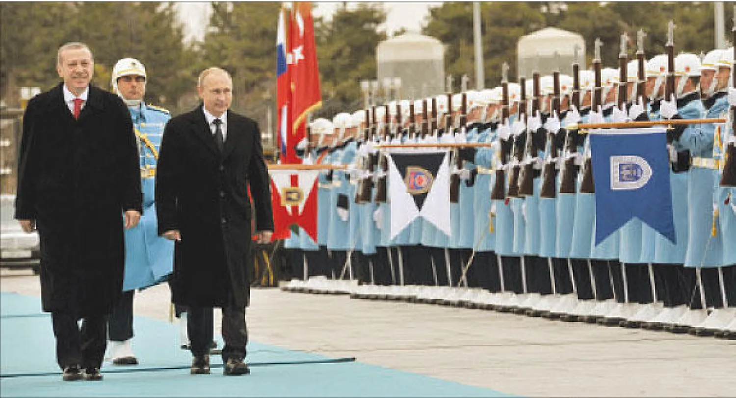 الرئيسان التركي رجب طيب إردوغان والروسي فلاديمير بوتين يستعرضان حرس الشرف أمام القصر الرئاسي بأنقرة أمس (إ.ب.أ)