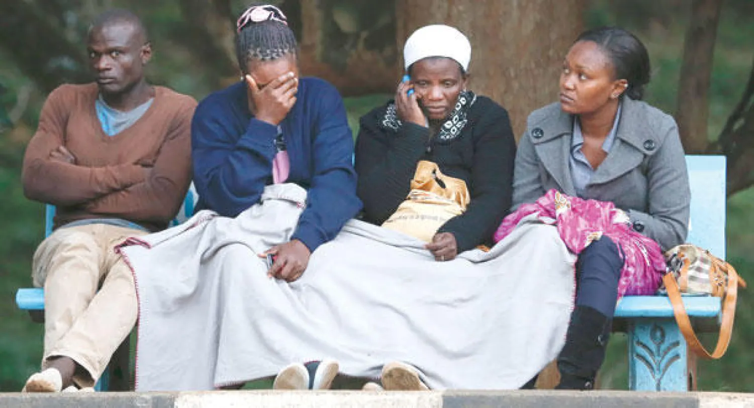 كينيون ينتظرون جثامين أقارب لهم لقوا حتفهم في الهجوم الأخير في مشرحة بالعاصمة نيروبي أمس (إ.ب.أ)