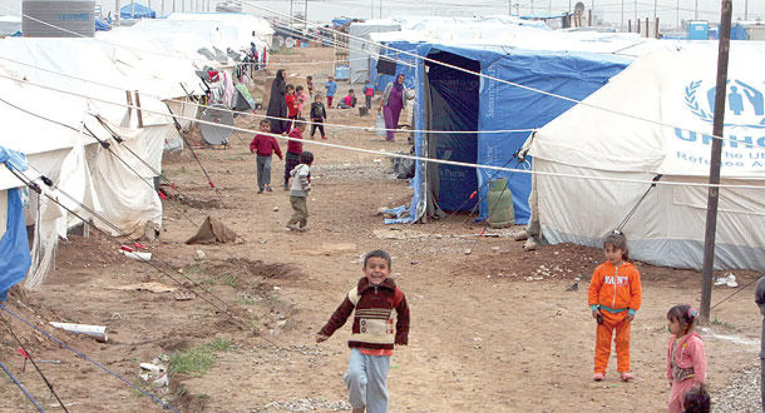 أطفال أسر نازحة من الموصل في مخيم للنازحين قرب أربيل أول من أمس (رويترز)