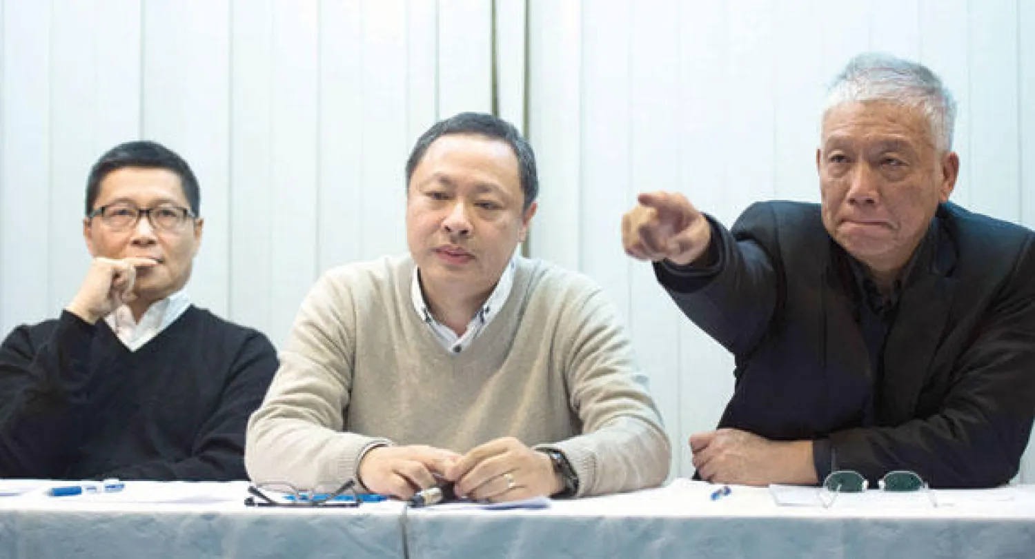 قادة الحركة الاحتجاجية أثناء إعلان عزمهم على تسليم أنفسهم للشرطة في هونغ كونغ أمس (أ.ف.ب)