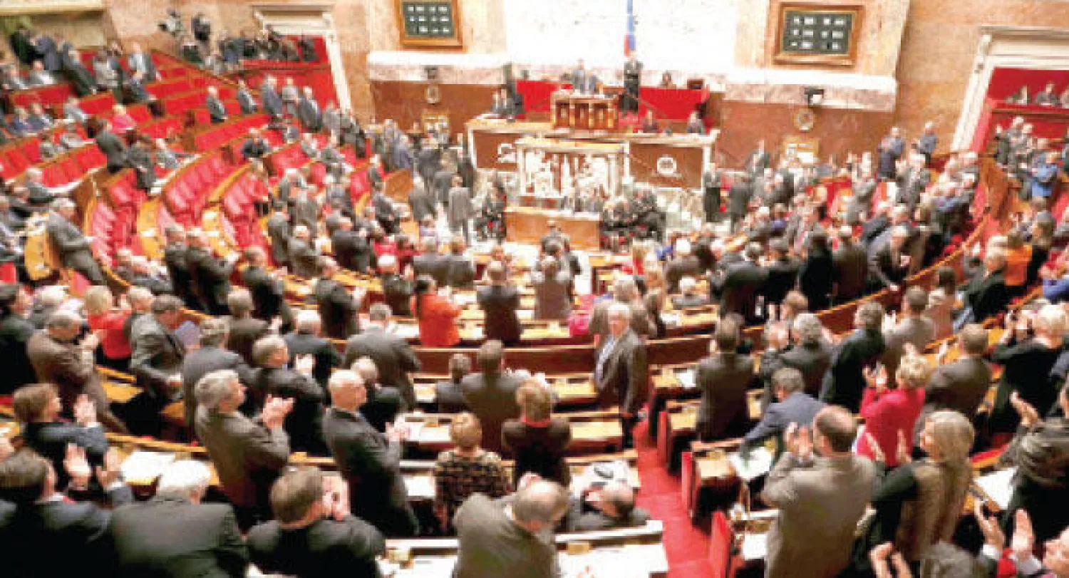 النواب الفرنسيون خلال تصويتهم أمس في باريس بالموافقة على اقتراح رمزي للاعتراف بفلسطين كدولة (رويترز)