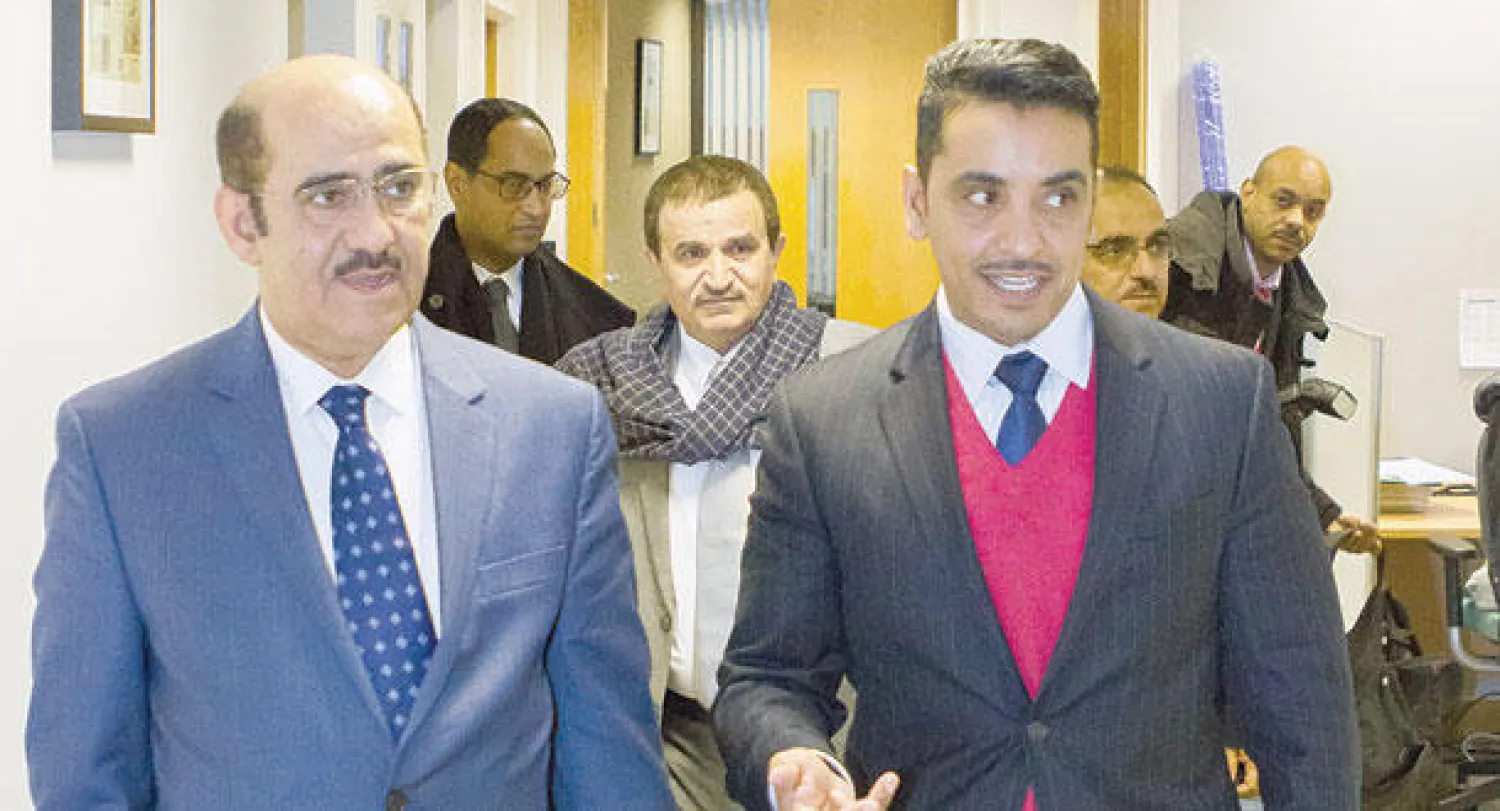 عبد الله فهد الحسين مع سلمان الدوسري رئيس التحرير خلال جولة في اقسام الصحيفة (تصوير: جيمس حنا)