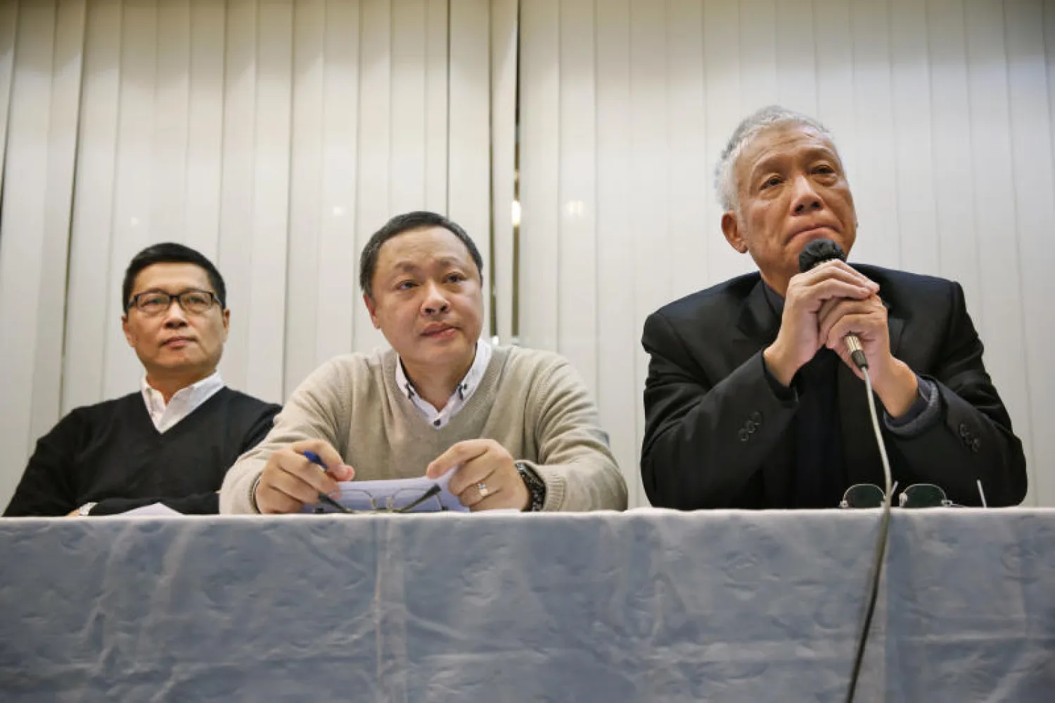 الهدوء يعم هونغ كونغ وقادة الاحتجاجات يسلمون أنفسهم