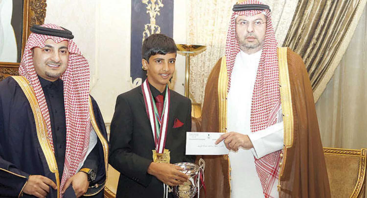 الأمير عبد الله بن مساعد خلال استقباله النجم السعودي سعود الحقباني ووالده