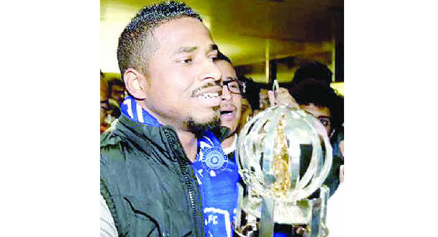 ناصر الشمراني حاملا كأس أفضل لاعب آسيوي لدى وصوله الرياض (الموقع الرسمي لنادي الهلال)