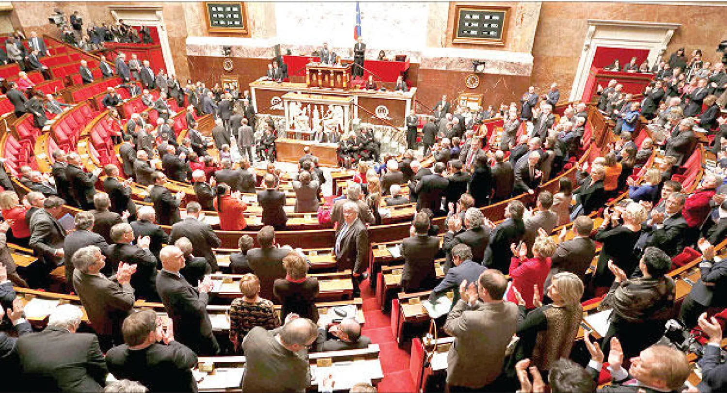 النواب الفرنسيون خلال تصويتهم أمس في باريس بالموافقة على اقتراح رمزي للاعتراف بفلسطين كدولة (رويترز)