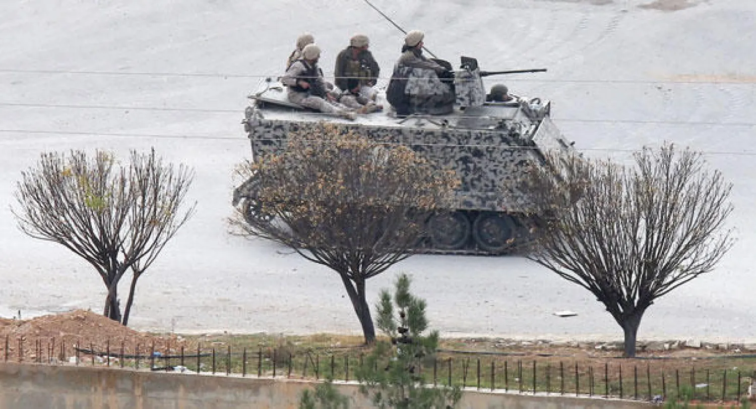 دورية للقوات الخاصة في الجيش اللبناني في بلدة راس بعلبك التي شهدت مساء الثلاثاء مقتل 6 جنود وجرح جندي (أ.ب)