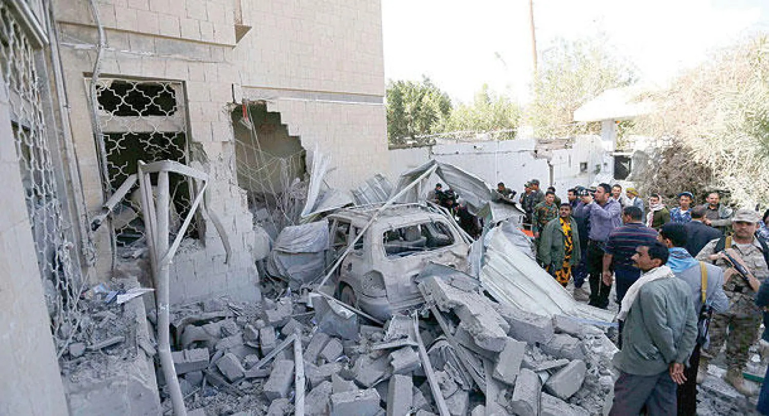 آثار الدمار الذي لحق بمنزل السفير الإيراني في صنعاء أمس (رويترز)