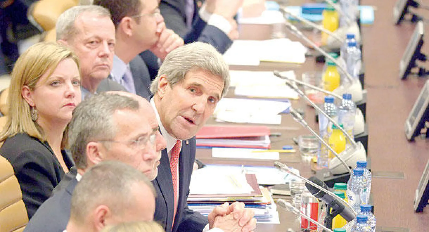 وزير الخارجية الأميركي جون كيري يتوسط مسؤولين ووزراء شاركوا في مؤتمر بروكسل أمس (رويترز)