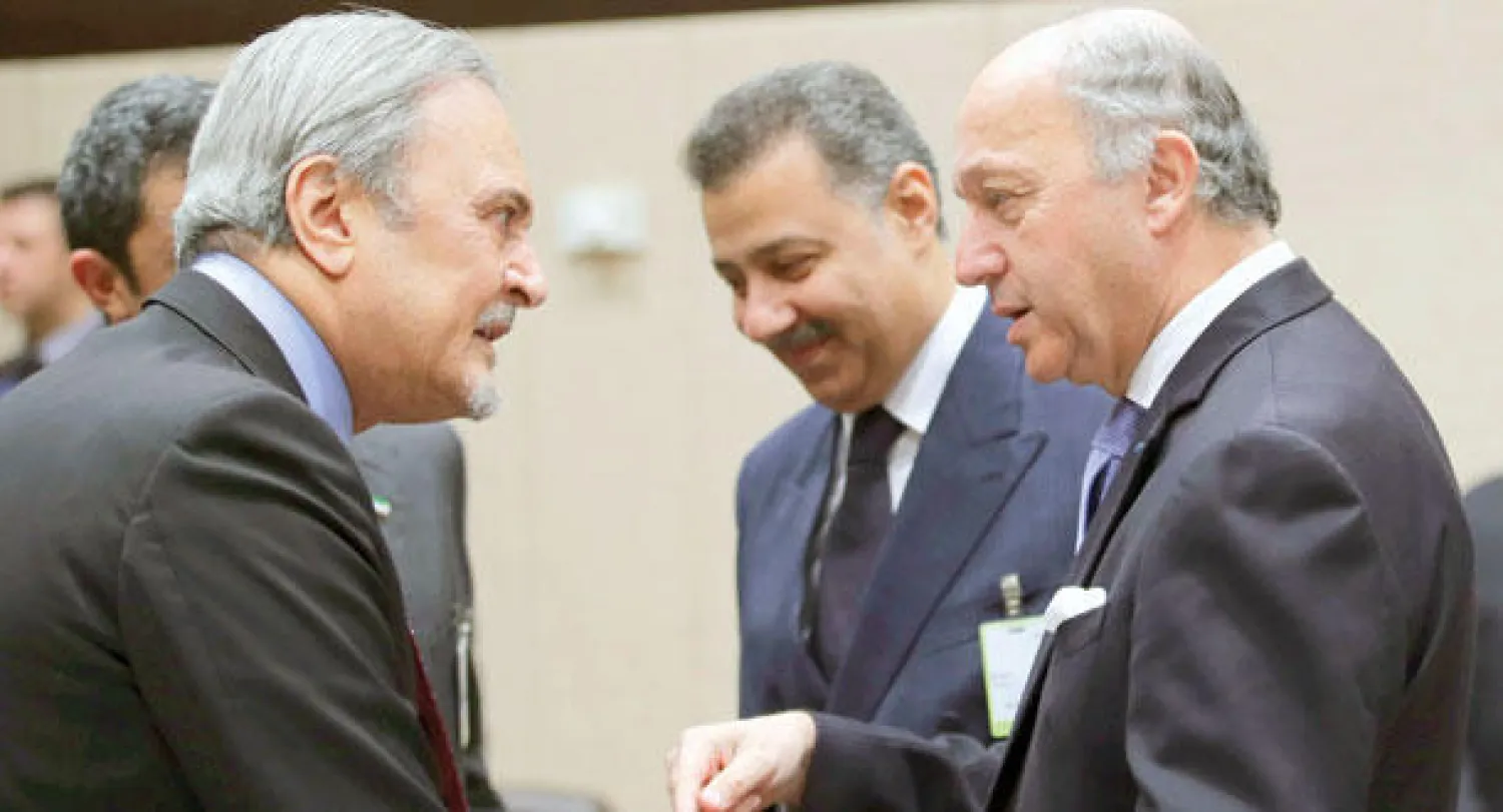 الأمير سعود الفيصل مع نظيره الفرنسي لوران فابيوس بحضور الأمير عبد العزيز بن عبد الله نائب وزير الخارجية السعودي على هامش اجتماع بروكسل أمس (إ.ب.أ)