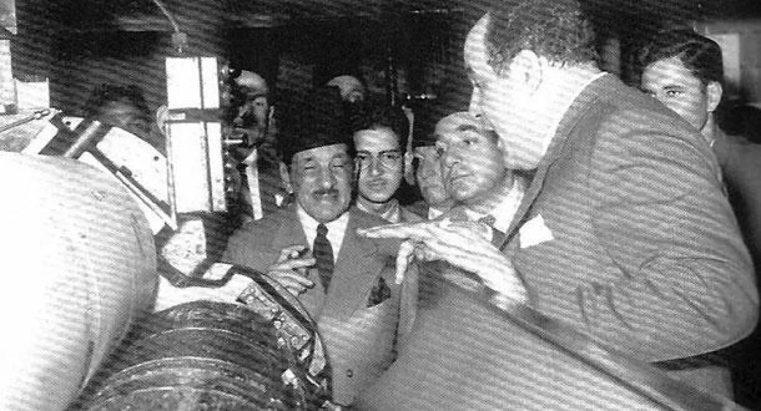 مصطفى أمين أثناء طباعة العدد الأول من أخبار اليوم 11 نوفمبر 1944