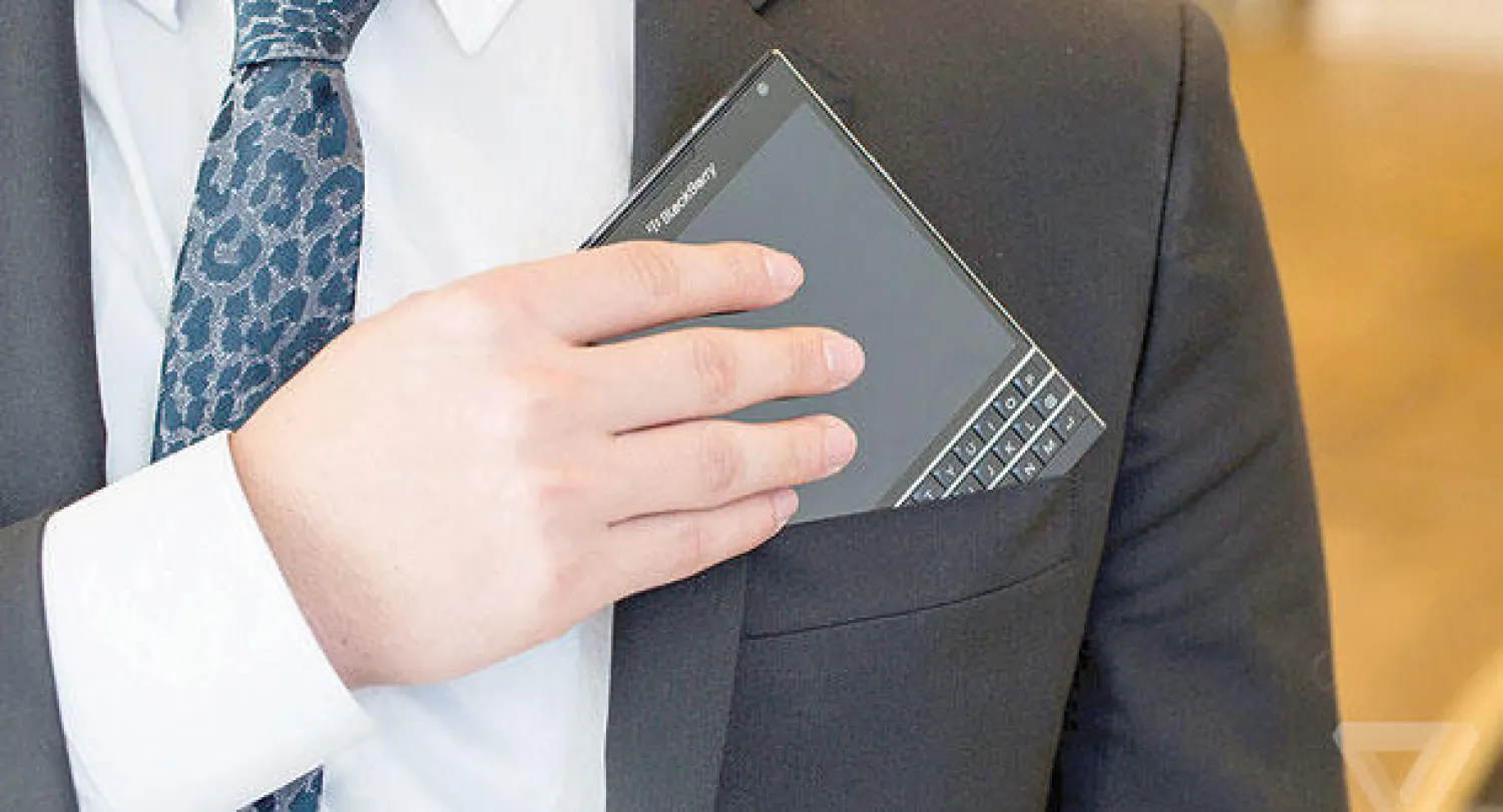 جديد التكنولوجيا: هاتف «باسبورت» من «بلاكبيري» وتلفزيون «سينمائي»