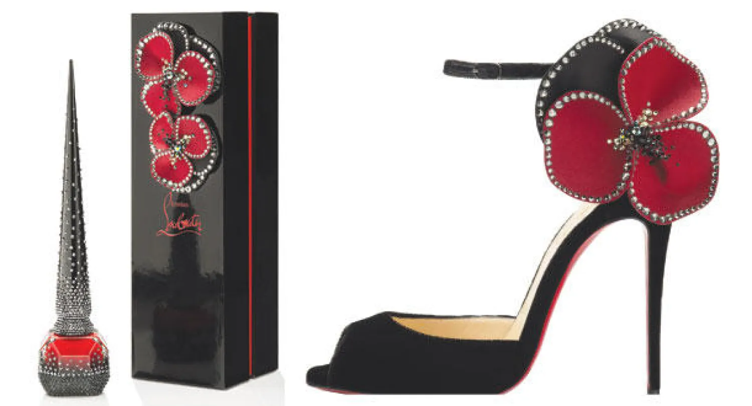 حذاء «بونس أموا» الذي ألهم طلاء الأظافر  -  علبة طلاء الأظافر الأحمر من اللكر الأسود وزهرتان مرصعتان بالأحجار