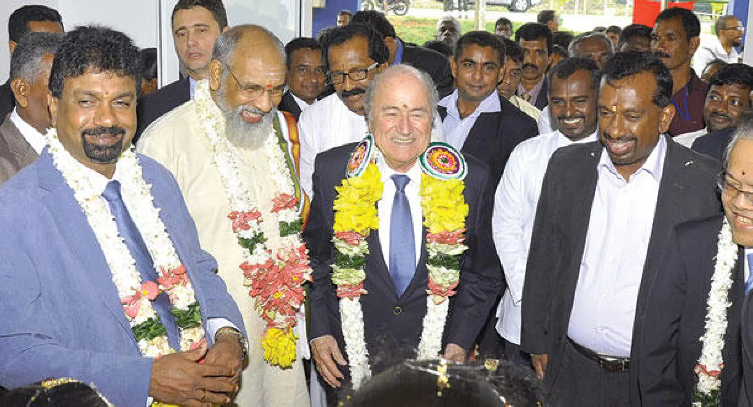 بلاتر خلال زيارته إلى سريلانكا (أ.ف.ب)