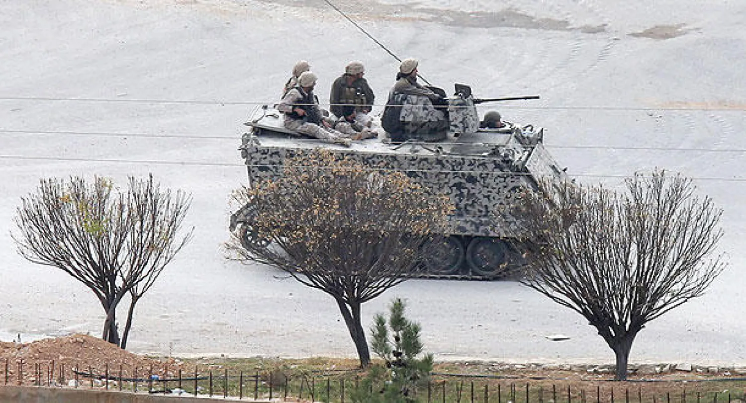 دورية للقوات الخاصة في الجيش اللبناني في بلدة راس بعلبك التي شهدت مساء الثلاثاء مقتل 6 جنود وجرح جندي (أ.ب)