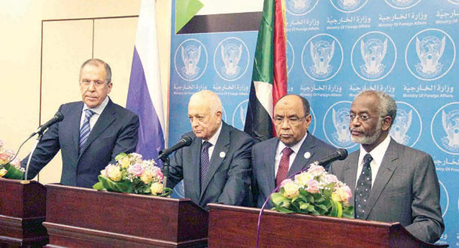 وزير الخارجية الروسي والأمين العام للجامعة العربية ووزيرا الخارجية الموريتاني والسوداني خلال مؤتمر صحافي في الخرطوم أمس (إ.ب.أ)