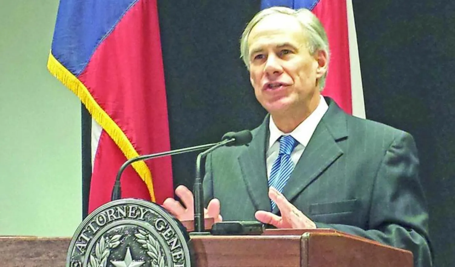 النائب العام لولاية تكساس أثناء مؤتمره الصحافي في أوستن مساء أول من أمس (رويترز)