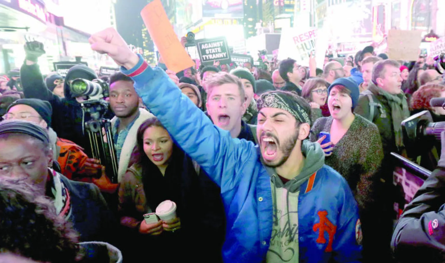 مظاهرات في «تايمز سكوير» بنيويورك الليلة قبل الماضية بعد صدور قرار بعدم توجيه اتهام إلى شرطي أبيض في قضية مقتل إريك غارنر (أ.ب)