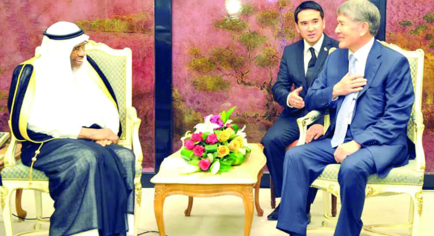 رئيس قرغيزستان وإلى جواره رئيس البنك الإسلامي للتنمية خلال مراسم توقيع اتفاقيات التمويل (واس)