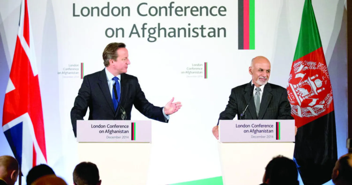 الرئيس الأفغاني أشرف غني وديفيد كاميرون رئيس الوزراء البريطاني في مؤتمر لندن للمانحين بلانكاستر هوس في العاصمة البريطانية أمس (أ.ب)