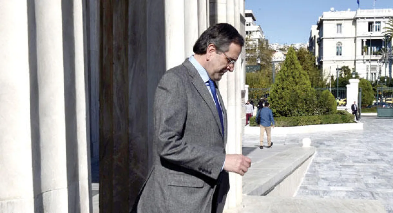 رئيس الوزراء اليوناني إندونيس ساماراس يغادر البرلمان في العاصمة  أثينا (أ.ف.ب)