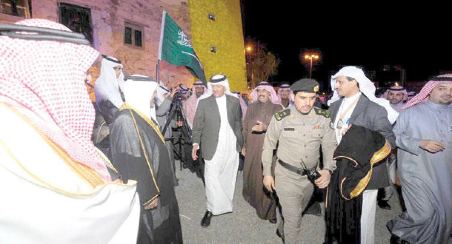 الأمير سلطان بن سلمان بن عبد العزيز لدى تفقده المعالم التراثية في منطقة عسير أمس