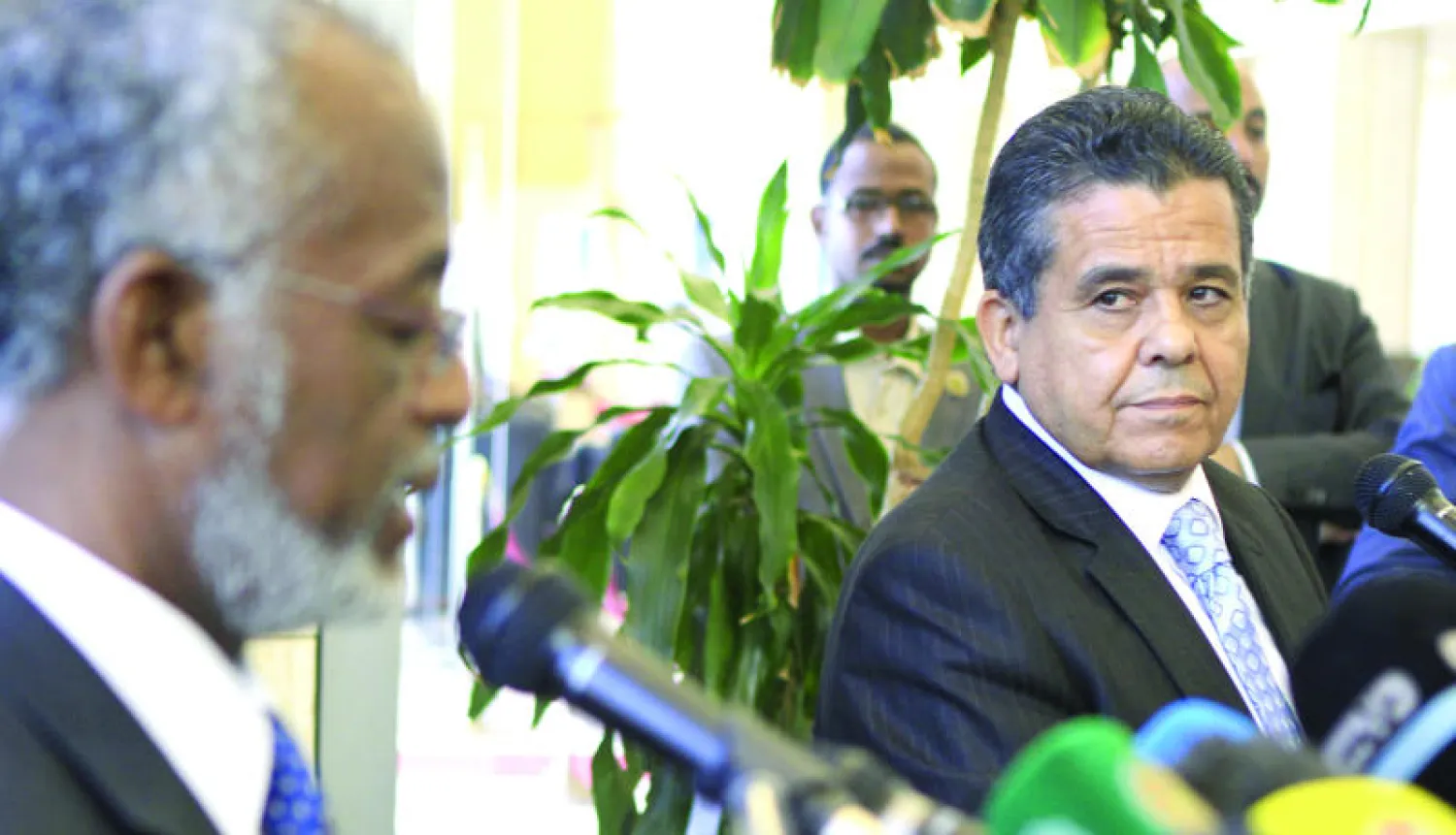 وزير خارجية ليبيا محمد الدايري (يمين) يستمع إلى كلمة نظيره السوداني علي كرتي في اجتماع الخرطوم أمس (أ.ف.ب)