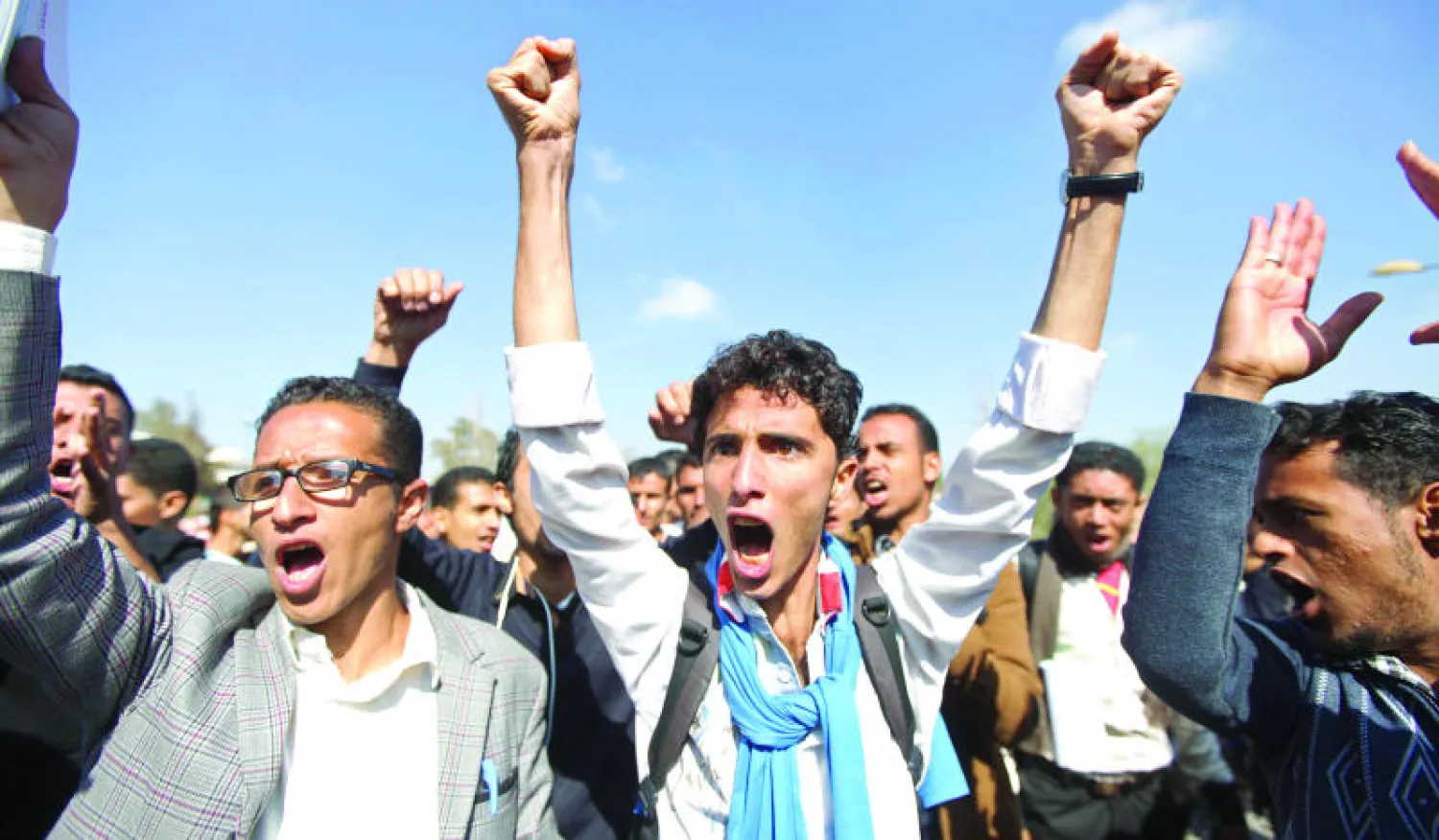 طلاب يطلقون أمس شعارات ضد جماعة الحوثي احتجاجا على نشر قواتها في حرم جامعة صنعاء (رويترز)