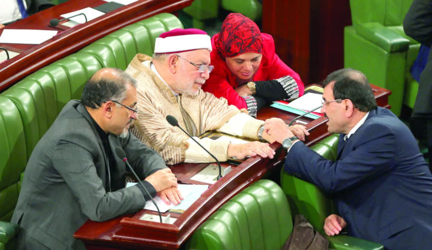 رئيس الوزراء التونسي السابق علي العريضي يتحدث إلى النائب الأول لرئيس البرلمان عبد الفتاح مورو أثناء انعقاد البرلمان أمس (إ.ب.أ)