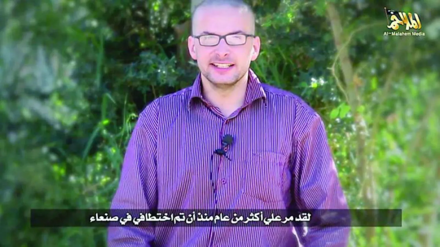 صورة للرهينة الأميركي لوك سومرس من مقطع فيديو على موقع «الملاحم» والذي اختطف قبل عام في العاصمة اليمنية صنعاء يطلب العون لإنقاذ حياته (أ.ف.ب)