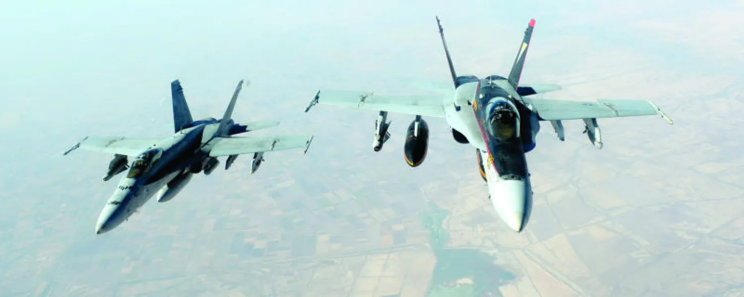 مقاتلتان اميركيتان من طراز {إف - 18 إي} تنفذان ضربات ضد {داعش} في العراق أمس (رويترز)