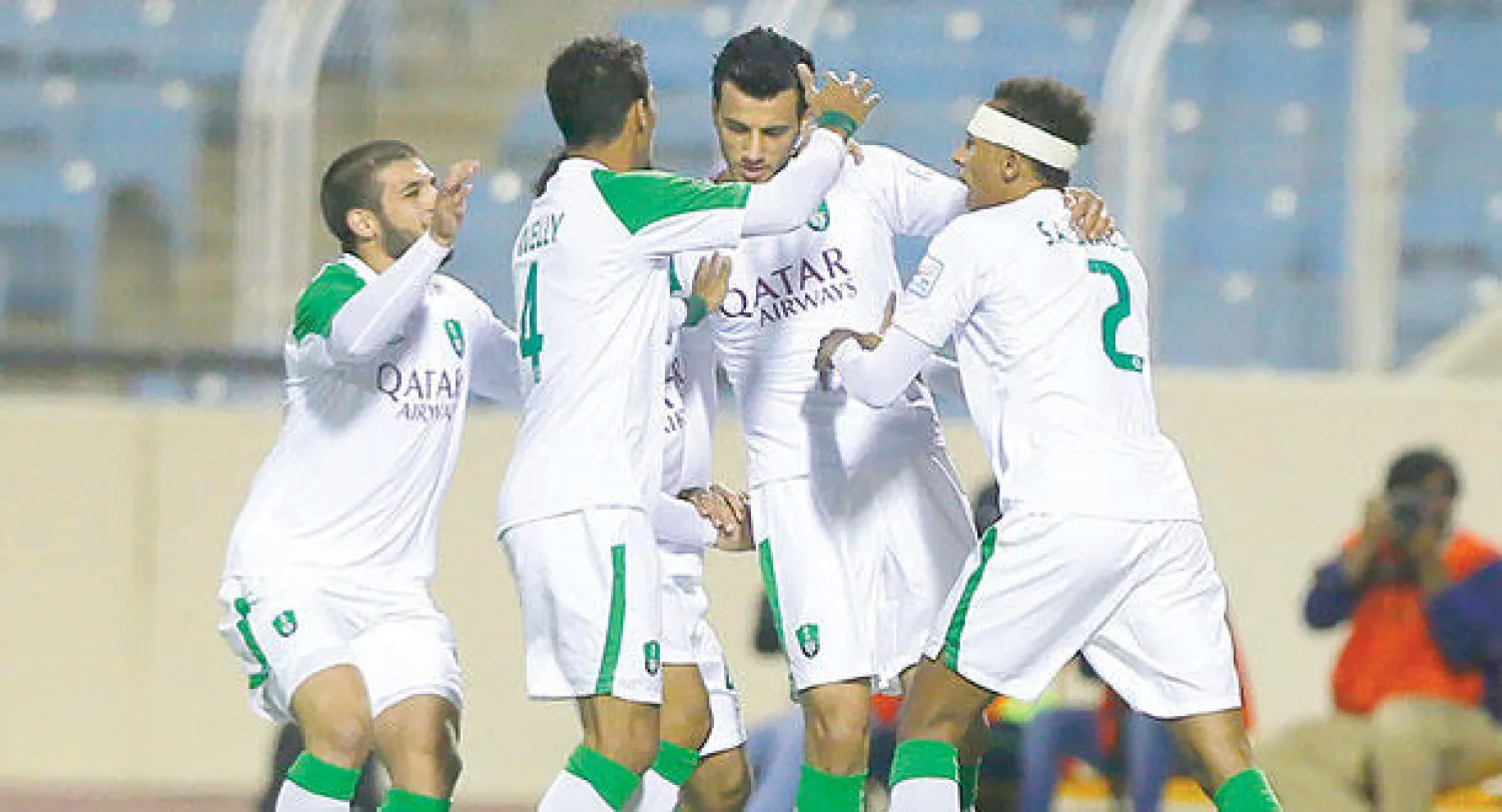 لاعبو الأهلي يحتفلون مع زميلهم السومة بهدف الفوز أمام الفتح (تصوير: عيسى الدبيسي)