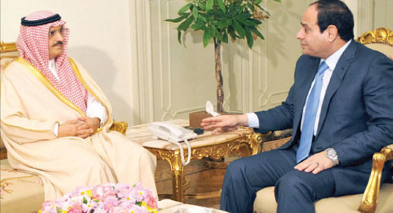 الرئيس السيسي لدى استقباله الأمير خالد بن بندر بن عبد العزيز في القاهرة أمس (الرئاسة المصرية)