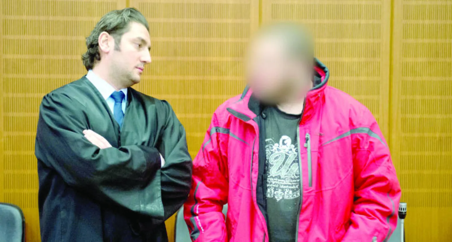 أول متهم ألماني قاتل في صفوف « داعش» (يمين) بجانب محاميه في قاعة محكمة فرانكفورت قبل صدور الحكم بحبسه 3 سنوات أمس (إ.ب.أ)