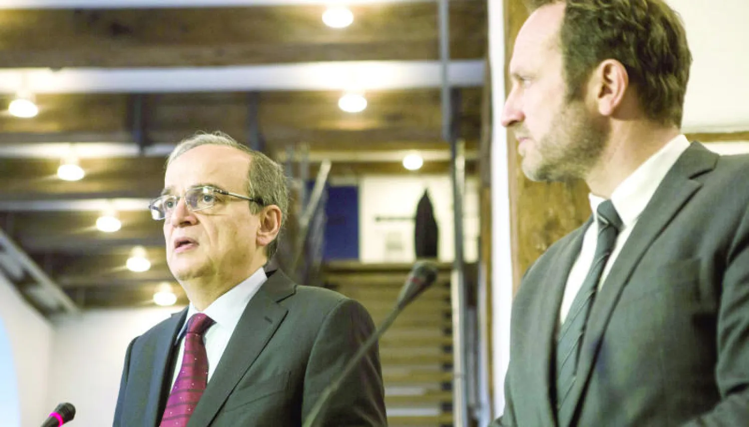 وزير الخارجية الدنماركي مارتن ليدغارد ورئيس الائتلاف السوري المعارض هادي البحرة خلال مؤتمر صحافي مشترك عقد أمس في كوبنهاغن (أ.ف.ب)