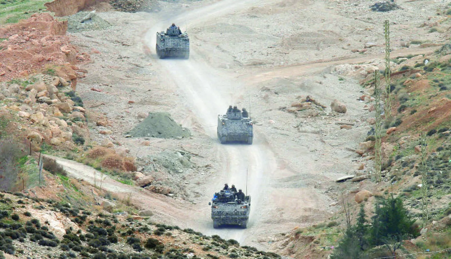 دوريات لمدرعات تابعة للقوات الخاصة بالجيش اللبناني قرب بلدة رأس بعلبك شرق لبنان (أ.ف.ب)