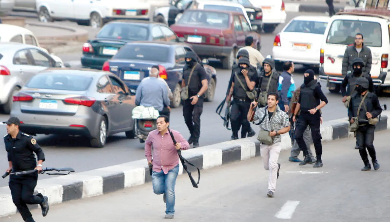 عناصر من قوات الأمن المصرية يتصدون لمتظاهرين محسوبين على الإخوان في ميدان عبد المنعم رياض (أ.ف.ب)