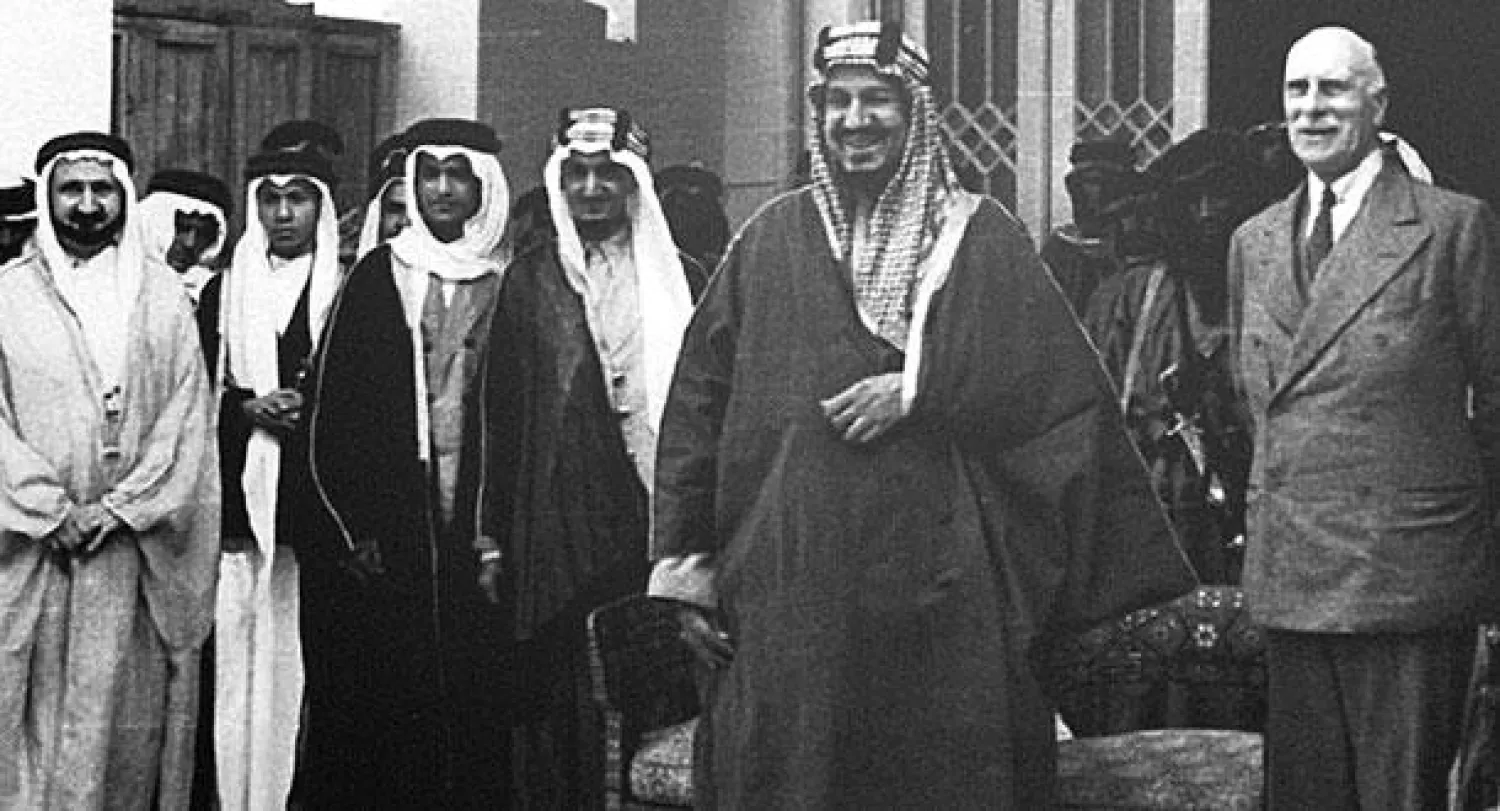 الملك عبد العزيز مع أبنائه الملك فيصل والملك فهد والملك عبد الله وإيرل إثلون 