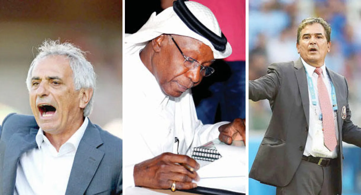 بينتو  -  أحمد عيد يقلب أوراق الاجتماع في جدة (تصوير: عبد الله بازهير)  -  وحيد خليلوفيتش