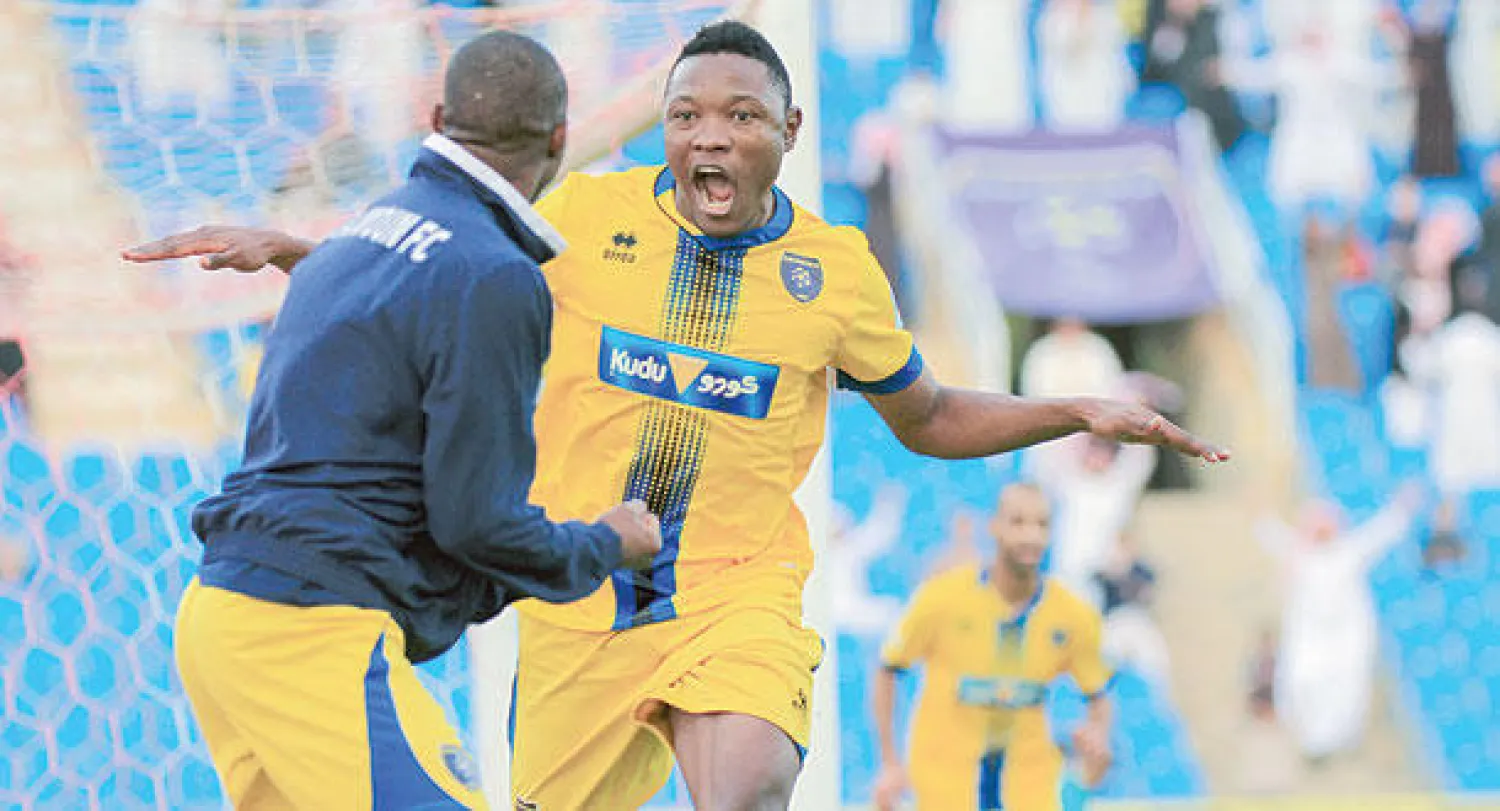 الكاميروني إيفولوا يحتفل بأحد أهدافه الثلاثة  في الاتحاد (تصوير: سعد العنزي)