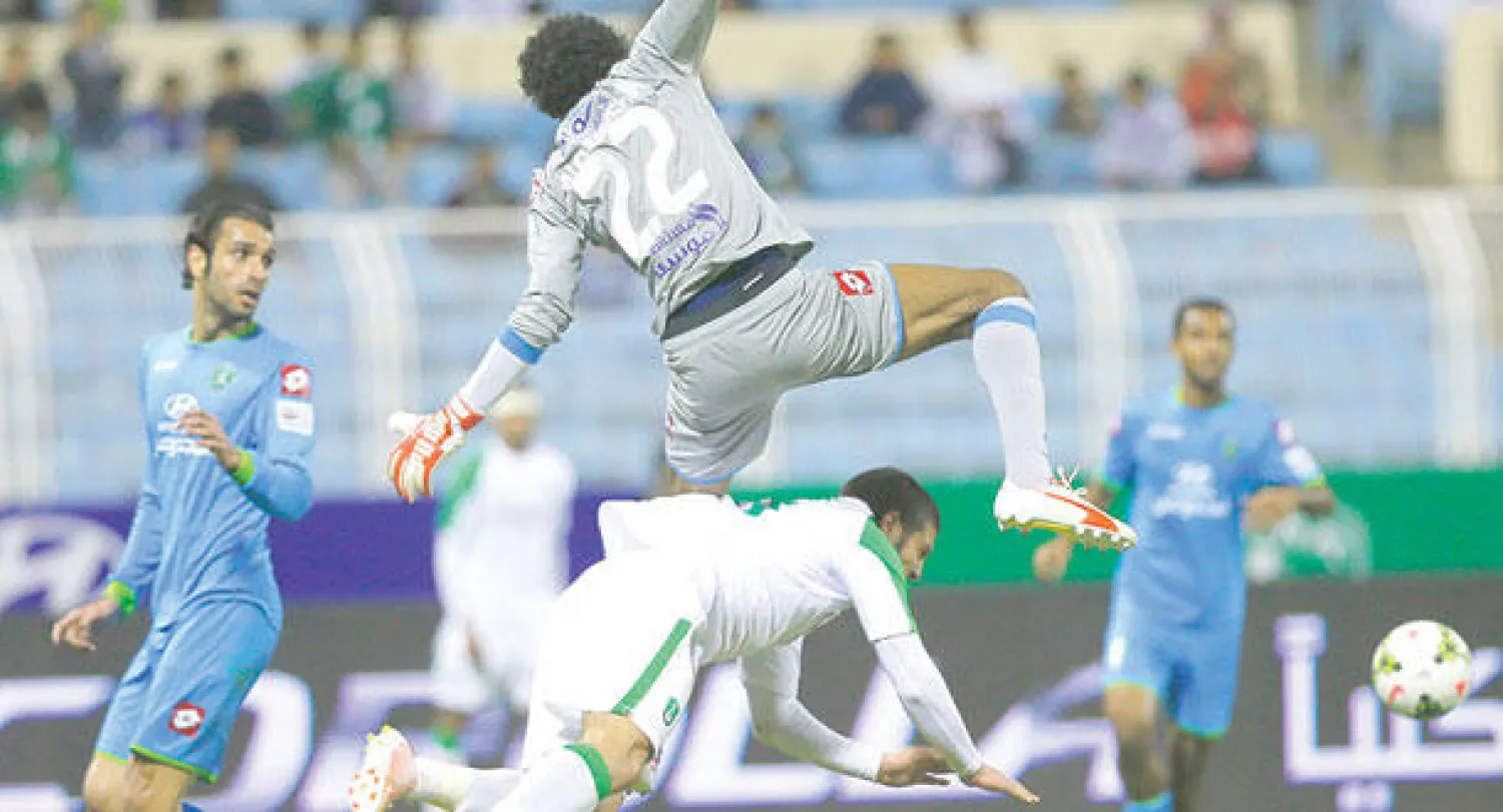 مصطفى الكبير لاعب الأهلي في اصطدام عنيف مع حارس الفتح خلال مباراة الفريقين أول من أمس (تصوير: عيسى الدبيسي)