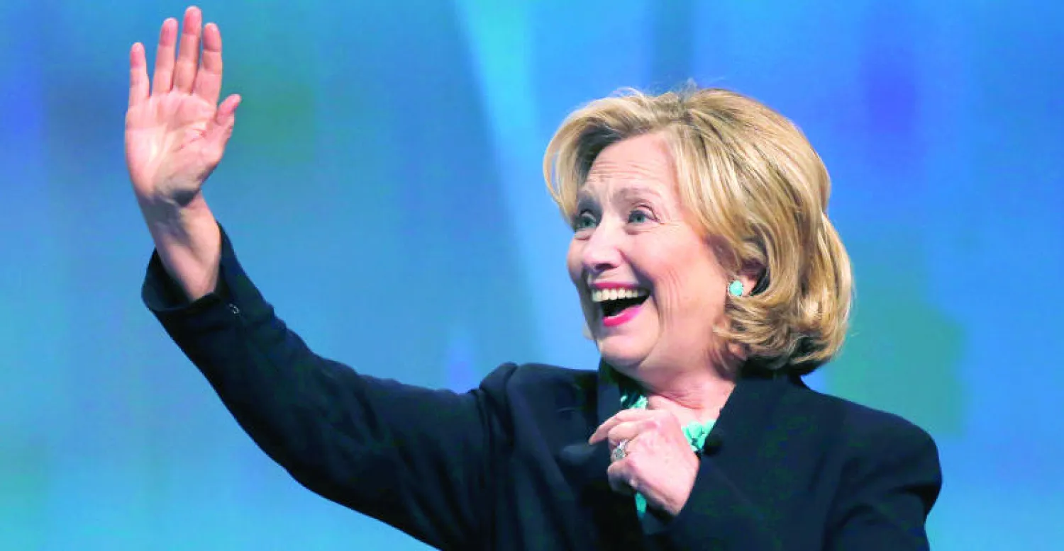 كلينتون تحيي الحضور خلال مؤتمر ماساتشوستس للمرأة في بوسطن أول من أمس (أ.ب)