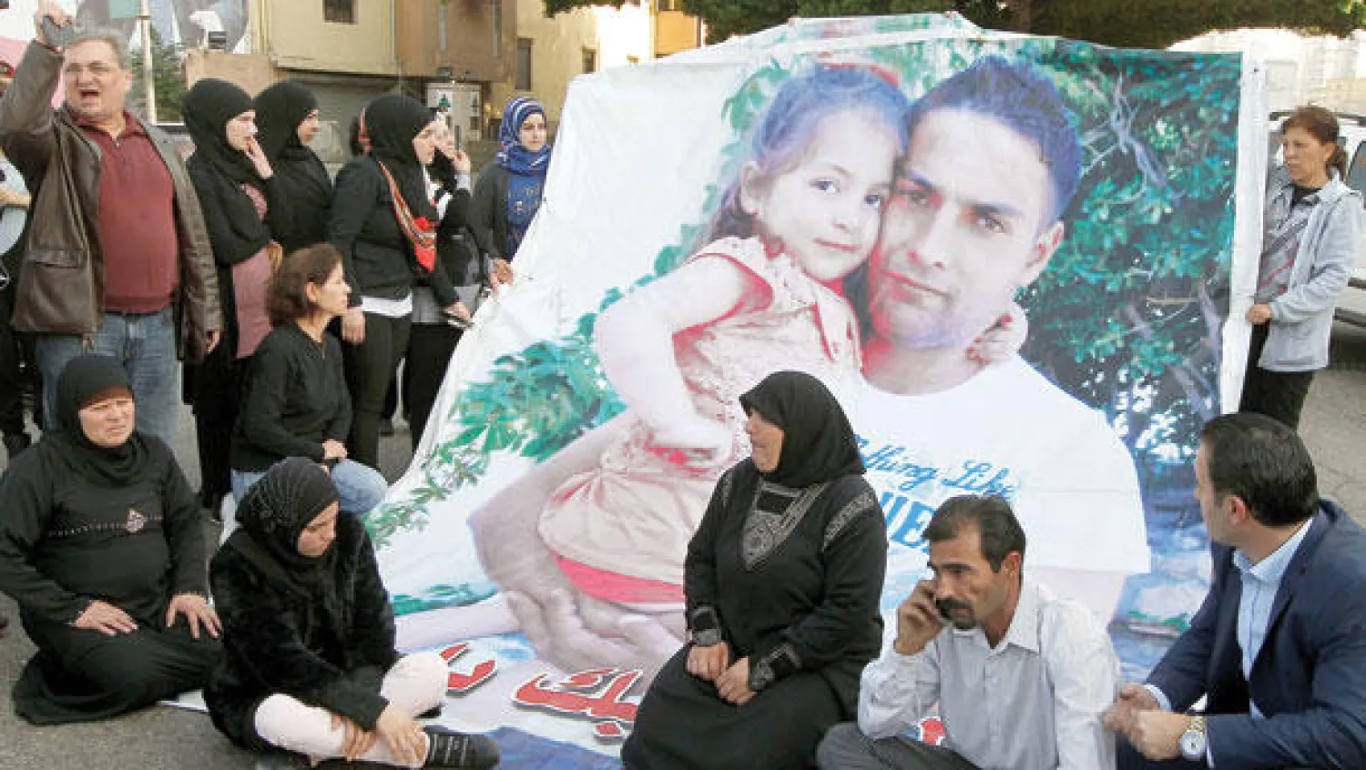 اعتصام بوسط بيروت لعائلات وأقارب العسكريين والأمنيين اللبنانيين المختطفين، مطالبين الحكومة اللبنانية بحل قضية أولادهم (أ.ف.ب)