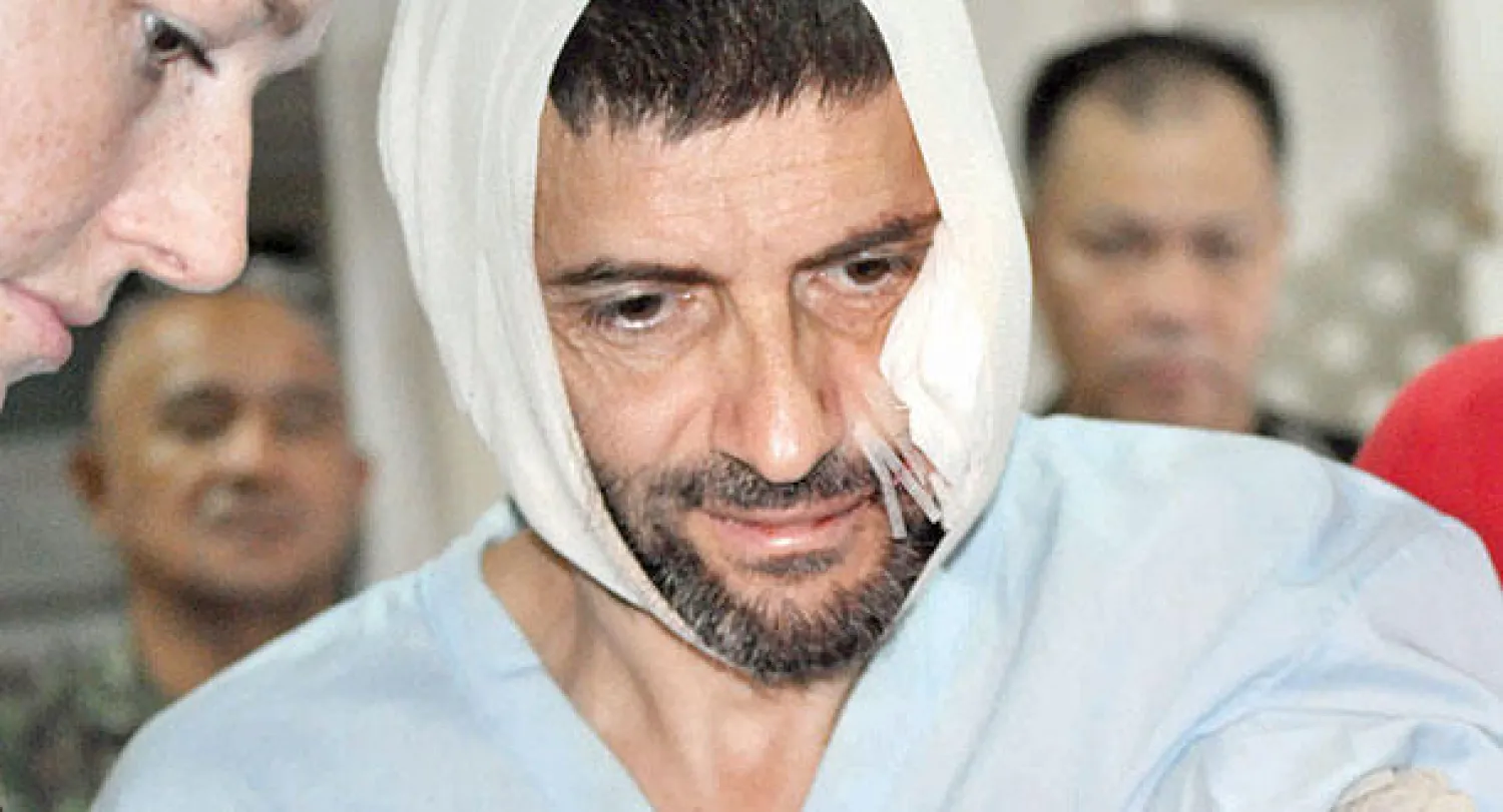 السويسري لورنزو فينسيغيرا يتلقى العلاج في مستشفى فلبيني أمس  إثر تحريره في عملية للجيش (أ.ب)