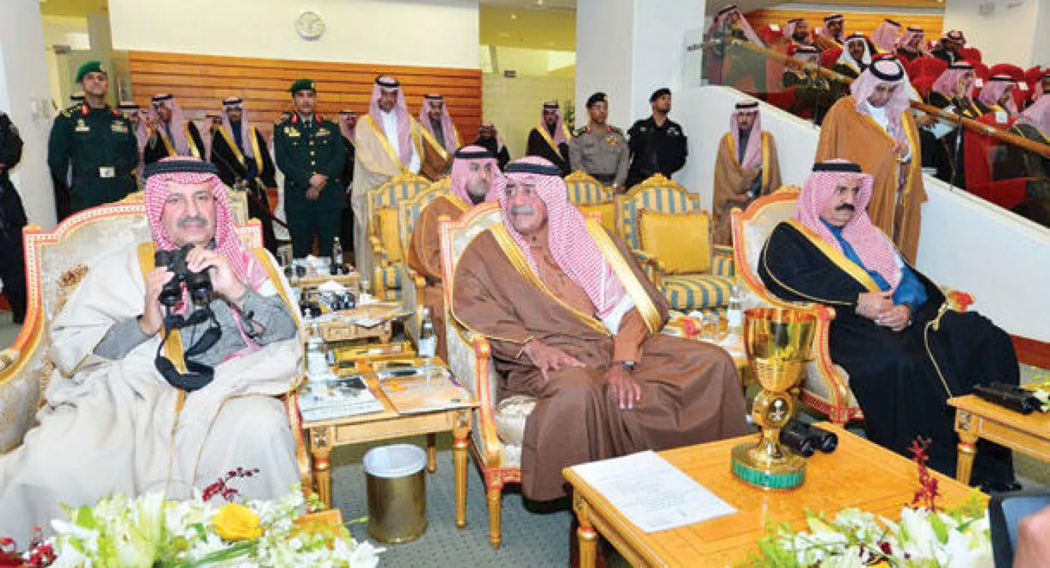 ولي ولي العهد في المنصة الرئيسية ويبدو على يمينه الأمير سلطان بن محمد وعلى يساره الأمير تركي بن محمد