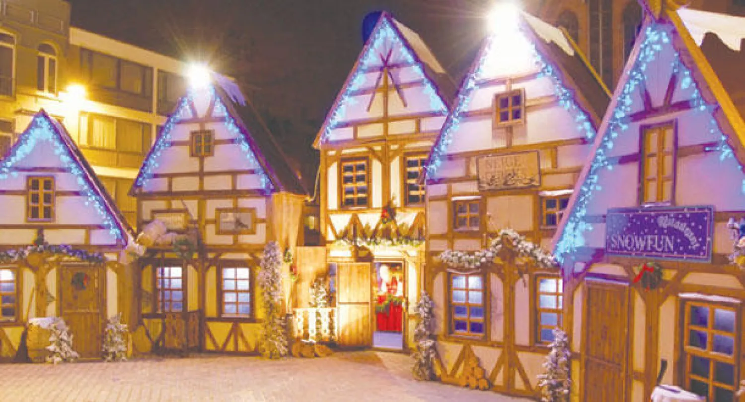 قرية «سانتا كلوز» التي استحدثت في شارع بدارو